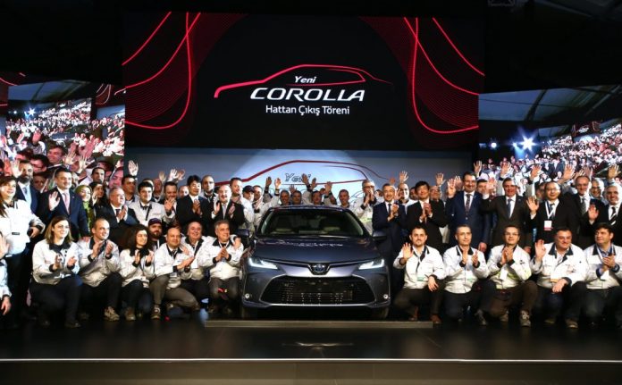 fashion4car_Yeni_Corolla_Sedan_1 Toyota Otomotiv Sanayi Türkiye, 230 milyon Euro ek yatırımla hibrit versiyona sahip Yeni Corolla Sedan üretimine başladı.
