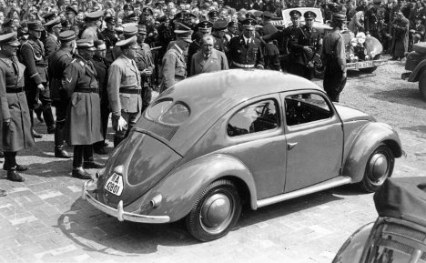 Ferdinand Porsche ve Hitler VW incelerken