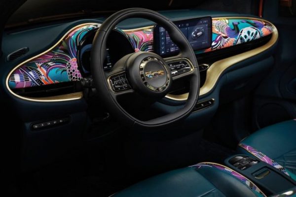 Fiat 500 Bvlgari'den Mai Troppo'nun tasarladığı konseptin kokpit ve direksiyon tasarımı