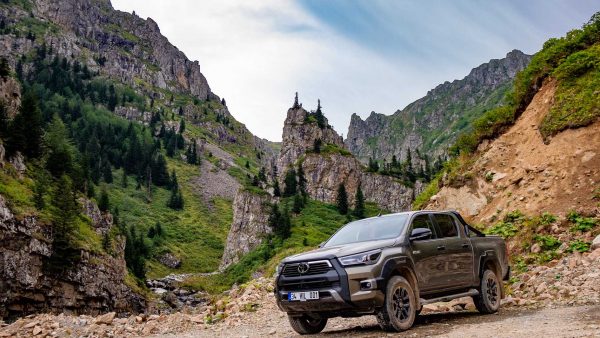 Yeni Toyota Hilux D915 Karayolu'nda zoru başardı!